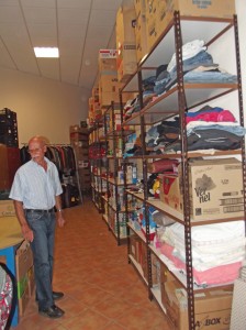 Regale mit Lebensmittelspenden: Juanelo freut sich über jede Gabe für seine Schützlinge, die immer zahlreicher werden. Foto: La Palma 24