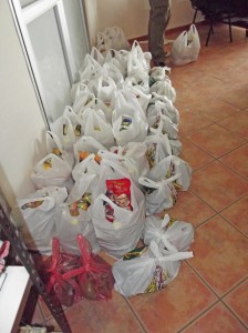 Abholbereit bei der Caritas in Los Llanos: Tüten mit Lebensmitteln. Die gibt es aber nur einmal pro Woche. Foto: La Palma 24