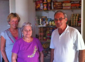 Annette schaut vor Ort, was mit dem Geld von SOS La Palma geschieht: vertrauensvolles Verhältnis mit Carmen und Manolo Duque von dre Caritas Santa Cruz.  