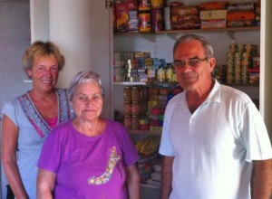 Annette schaut vor Ort, was mit dem Geld von SOS La Palma geschieht: vertrauensvolles Verhältnis mit Carmen und Manolo Duque von dre Caritas Santa Cruz.
