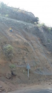 Steinschlag-Sicherung bei Tazacorte: Auch das Projekt "La Palma Smart Island" befasst sich mit diesem Thema, allerdings in der Form, dass über die ganze Insel verteilte Detektoren Naturereignisse wie Erdbewegungen oder Waldbrände direkt in ein Kontrollzentrum melden sollen. Foto: Cabildo