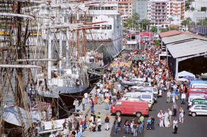 Sehr schade, dass das Kombi-Event 2015 ausfällt: seit vielen Jahren strömten Residenten und Touristen in den Hafen, wurden an Bord der Windjammer von der Crew informiert und gingen anschließend gemütlich auf dem Weihnachtsflohmarkt shoppen und naschen. Dazu spielte die Musik. Foto: Active Connect