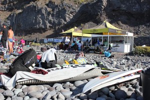 La Palma Surf-Open: Der hintere Teil der Playa de los Guirres verwandelt sich in eine Surfer-Dorf. Foto: La Palma 24
