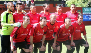 Die rot-schwarz gekleideten Rojinegros vom CD-Mensajero: treten nun mit La Palma-Werbung an. Foto: Club