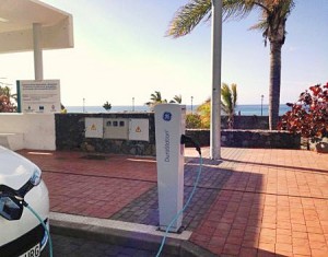 Erste Aufladestelle für Elektro-Fahrzeuge: Bei der Bushaltestelle beim Strand von Tazacorte. Foto: Gemeinde