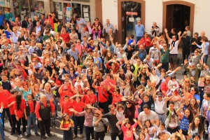 Gruß an den WDR: Rund 3.000 Fans des "Zauberinsel im Atlantik"-Films versammelten sich vor der Markthalle in Santa Cruz und schickten ein Dankeschön von La Palma nach Alemania. Foto: Fernando Rodríguez/Palmeros en el Mundo