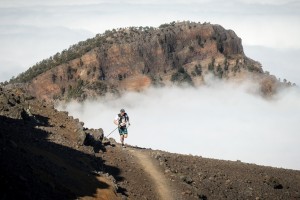 Luis Alberto Hernando, Transvulcania-Ultra-Champion 2016 auf seinem Weg zum Ziel: Jetzt kann man sich schon für die Fortsetzung 2017 bewerben. Foto: TRV