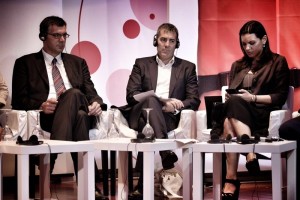 Fernando Clavijo (Bildmitt) beim Forum auf Samos: hört den Ausführungen der Griechen zu und versteht die Problematik aus eigener Erfahrung. Foto: @equipoclavijo