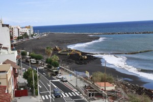 Stadtstrand Santa Cruz: soweit alles fertig, aber die geplante Eröffnung im Sommer 2016 muss wegen des nicht "seetüchtigen" Norddamms auf unabsehbare Zeit verschoben werden. Foto: Santa Cruz