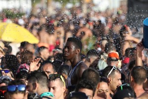 Wasserchaos in Puerto Naos: Die Youngsters der Insel versammelten sich zur feucht-fröhlichen Pop-Dance-Party. Foto: Michael Kreikenbom