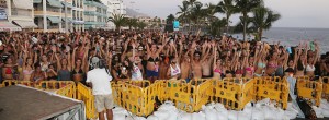 Fiesta de Agua in Puerto Naos 2016: 16.000 Fans versammelten sich vor der Bühne des Radiosenders 40 Canarias. Foto: Michael Kreikenbom