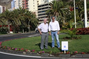 Hauptstadt-Bürgermeister Sergio Matos und Geschäftsleute: Rondell gemeinsam verschönert. Foto: Stadt