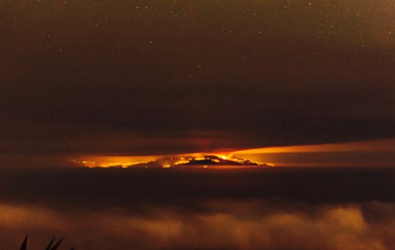 Mit diesem Foto von Robert Kappeler und der Hoffnung, dass das Feuer in Mazo heute nacht "stabilisiert" bleibt, verabschieden wir uns für heute von unseren Lesern: Robi fotografierte den Waldbrand auf La Palma gestern Nacht um 3 Uhr von El Hierro aus - wir danken und schicken einen Gruß auf die Nachbarinsel.