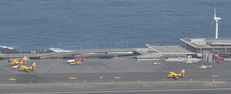 Dieses Foto der drei Löschflugzeuge beim Auftanken am Airport von Santa Cruz de La Palma hat uns Rolf geschickt. Er schickt das Bild mit "dem größten Respekt vor der Leistung der Piloten, der vielen hundert unsichtbaren Feuerwehrleute sowie der anderen Einsatzkräfte. Ohne deren pausenlosen Einsatz wäre es hier im Osten wohl schlimmer als 2012. Also unseren Dank an diese Menschen - Frauen wie Männer!