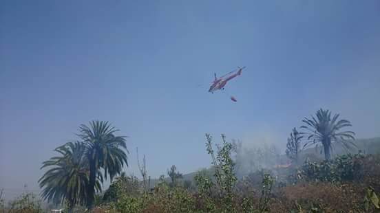 Feuer in Tijarafe Schreck in der Mittagsstunde: In Tijarafe im Nordwesten von La Palma wurde ein weiteres Feuer lokalisiert. Dieses Foto von Yeray Hammond zeigt, wie der GES-Heli die Flammen löscht. Das Notfallkloordintaionszentrum La Palma CECOPIN hat inzwischen Entwarnung getwittert - der Brand sei "stabilisiert"