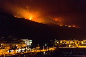 Feuer Puerto Naos 4 August 2016 Montserrat Alejandre machte dieses Foto gestern abend in Puerto Naos und schrieb dann auf Facebook "Ich habe Angst": Heute morgen kann man Montse und besorgte Urlaubsgäste mit Blick auf die entspanntere Lage in der Cumbre bei El Paso beruhigen. Puerto Naos und die Küstengebiete im Westen waren sowieso nie in Gefahr - das Feuer und spielt sich in den Cumbres von La Palma ab!