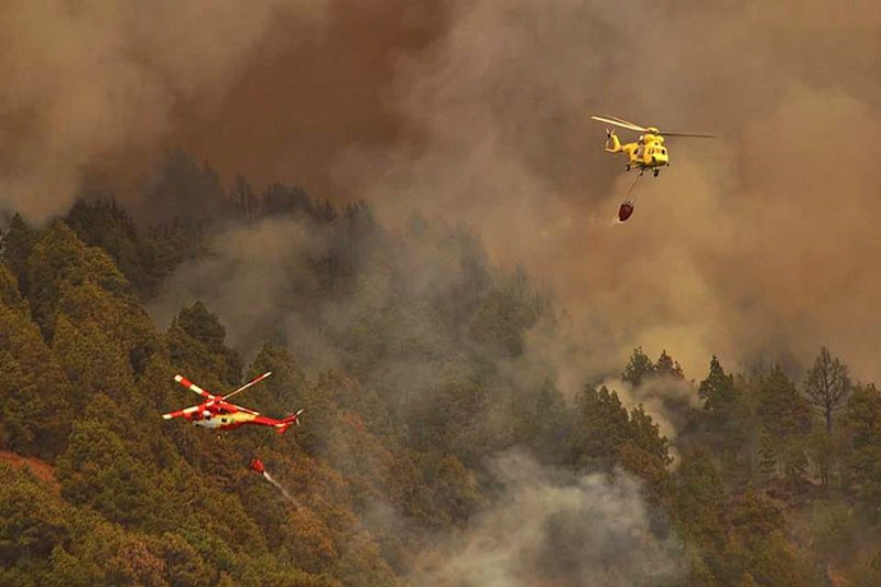 La Palma Fire Fighters Acht Helikopter und drei Löschflugzeuge sowie mehr als 200 Feuerwehrleute am Boden kämpfen am Freitag, 5. August 2016, an den Feuerfronten von La Palma: Aber das Löschen ist schwierig, der heiße Calima-Wind und Temperaturen weit über 30 Grad machen es den Fire Fighters alles andere als leicht. Foto: Frank Schlüter