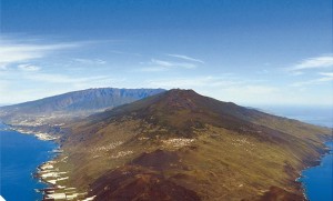 La Palma im Blick auf Hotels und Golfplätze: Durch die Modifizierung der Tourismusverordnung kann das Cabildo selbständig genhemigen. Foto: Vulkannacht