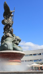Skulptur des Erzengels Michael in Tazacorte: Der Schutzheilige von La Palma bringt der Isla Bonita nicht nur im Veranillo de San Miguel schönes Wetter. Foto: La Palma 24