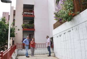 Santa Cruz-Stadtteil Benahoare: Bürgermeister Sergio Matos beim Lokaltermin mit dem Verein für Körperbehinderte auf La Palma ADFILPA. Foto: Stadt