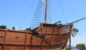 Nachbau des Kolumbus-Schffes Santa María in Santa Cruz de La Palma auf der Plaza Alameda: Im Innern kann das Schifffahrtsmuseum besichtigt werden. Foto: La Palma 24