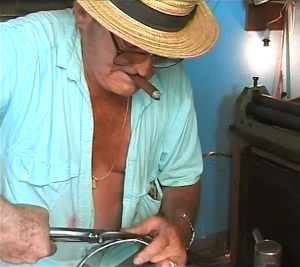 Ein typisches Stück La Palma: Domingo mit Puro und Rotweinflecken auf dem Hemd beim Tambores-Basteln im Helmut-Schilling-Film.
