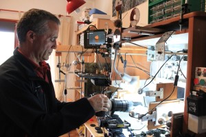 Facundo Cabrera an seiner "Caja de Luz": Bilder von millimeterkleinen Objekten. Foto: La Palma 24