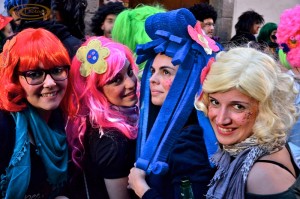 Perückenfest am Karnevalsfreitag wird immer beliebter: Deshalb hat die Stadt jetzt den großen Kinderumzug auf den Donnerstag vorverlegt, um beiden Events ihren eigenen Tag zu geben. Foto: Stadt