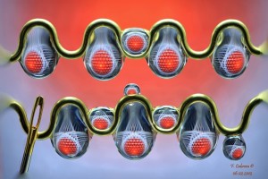 Wassertropfen in Metall mit Hintergrund: Auch solche dekorative Motive fotografiert Facundo Cabrera in seiner Caja de Luz.