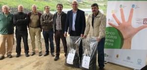 Derzeit hagelt es Fotos vom ersten "La Palma"-Kompost: Hier wird der organische Dünger aus dem Biomüll von El Paso im Vivero in Puntalla eingeführt.