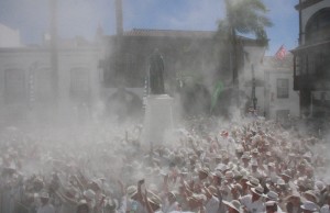 Día de Los Indianos 2017: 80.000 feierten eine ausgelassene Fiesta im Pulverregen. Foto: Stadt Santa Cruz