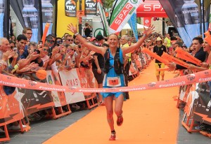 Ida Nilsson bei ihrem Zieleinlauf in Los Llanos 2016: Die Ultraqueen will´s bei der Transvulcania 2017 wieder wissen. Foto: La Palma 24