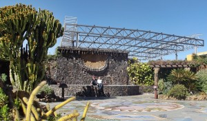 Plaza Glorieta in Las Manchas: Das Stahldach des Schulhofes ist seit Jahren ein optisches Ärgernis - insbesondere für Touristen, die die von Luis Morera geschaffene Mosaiklandschaft fotografieren wollen. Foto: La Palma 24