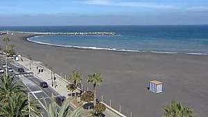 Lustiges Bild: Das erste Häuschen am künftigen Stadtstrand von Santa Cruz de La Palma steht. Screenshot RTVC
