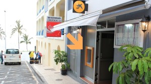 Bankomat in Puerto Naos: Das rote Schild des Restaurants Orinoco und das blau-gelbe der Caixa weisen den Weg. Foto: La Palma 24