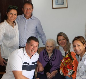 Doña Cleofe aus El Paso im Kreise mit Familie und Bürgermeister