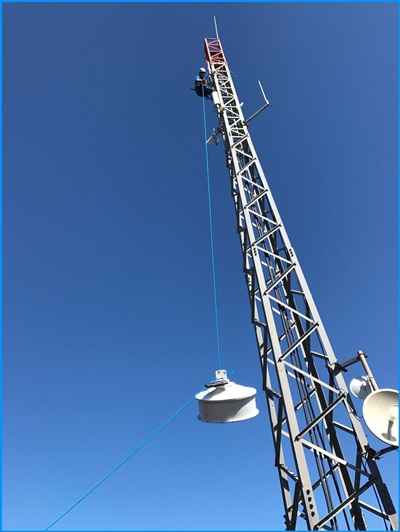 Verimax-Techniker: kümmern sich ums Funktinieren der WiMax-Funksignale an den Zentralmasten bis zum Empfänger auf La Palma um alles. Im Haus werden eine kleine Antenne und ein Router installiert. Voraussetzung für guten Empfang ist, dass der Mast in Sichtweite zum Haus steht.