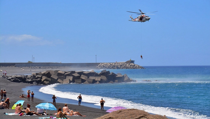 War nur eine Übung, aber die Besucher des Strandes von Tazacorte schauten fasziniert zu: Der Seenotrettungshubschrauber und das Rote Kreuz