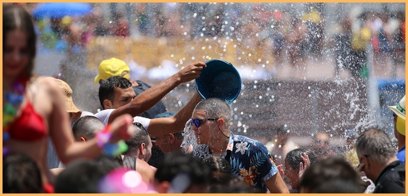 Eimerweise Agua: Das Wasserfest in Puerto Naos ist traditionell nichts für Leute mit Angst vorm Duschen. Foto: Michael Kreikenbom