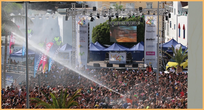 Land unter: Wasser aus Feuerwehrschläuchen, Eimern, Spritzpistolen und Duschen setzten die Strandpromenade von Puerto Naos am vergangenen Samstag wieder unter Wasser. Foto: Michael Kreikenbom