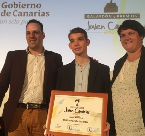 Schachtalent aus La Palma: Ángel Luis Cubas bei der Preisverleihung mit Bür