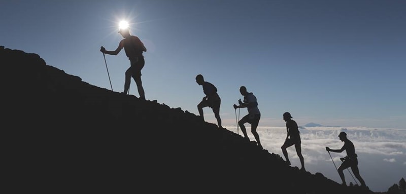 Trailrunning soll olympisch werden. Die Kommission für Sport und Erziehung des spanischen Senats hat jetzt einen Antrag der Grupo Parlamentario Popular beschlossen: Demnach wird die Regierung nun aufgefordert, mit dem Olympischen Komitee Kontakt aufzunehmen, um das Trailrunning in naher Zukunft als olympische Sportart zu deklarieren. Einer der Initiatoren ist der Senator von La Palma: „Wir streben an, dass diese Disziplin in die Olympischen Spiele 2024 aufgenommen wird“, sagte Mariano Hernández Zapata. „Eine gute Voraussetzungen dafür ist, dass Trailrunning-Verbände im Blick auf ihre Anzahl in Spanien auf Platz 5 noch vor den Leichtathletik-Organisationen stehen.“ Der La Palma-Senator räumt ein, „dass das kein leichter Weg“ werde, da noch keine Trailrunning-Verbände auf nationaler und internationaler Ebene existierten. Trailrunning ist eine Sportart, bei der die Teilnehmer über Bergwanderwege laufen, wobei große Höhenunterschiede bewältigt werden müssen.