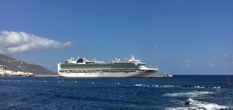 Kaiverlängerung am Hafen von Santa Cruz. Die geplante Erweiterung der Mole für große Schiffe im Hafen von Santa Cruz soll in der Saison 2020/21 abgeschlossen sein. Dies geht aus einer Reportage in der Zeitschrift CruisesNews hervor. Der Kai ist derzeit 740 Meter lang und bietet Kreuzfahrt-Dampfern einen Tiefgang zwischen neun und 14 Metern. Damit können in der aktuellen Saison mehr als 140 Schiffe abgefertigt werden. Die Verlängerung des Kais um 125 Meter soll auch den neuen Generationen der schwimmenden Hotels wie der AIDAnova die Möglichkeit zum Anlegen geben. Foto: La Palma 24
