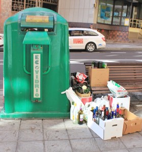 Grüne Glascontainer: Ihre Akzeptanz war schon immer gut - insbesondere nach Festtagen sind sie oft hoffnungslos überfüllt. Foto: La Palma 24