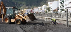 Bagger am Stadtstrand: Wilde Wogen haben den Umkleidebereich versetzt - jetzt wird alles wieder in den Originalzustand gebracht. Foto: Santa Cruz
