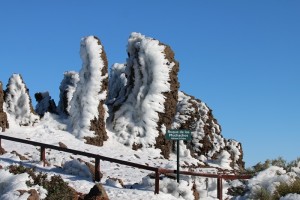 Noch ein paar Tage muss man sich gedulden, dann kann man wieder schöne Schneefotos auf dem Roque de Los Muchachos schießen: Bis auf weiteres regieren auf dem höchsten Berg von La Palma jedoch Schnee, Wind und Regen, so dass die Zufahrten für den Verkehr gesperrt sind. Wanderer, die in dieses Gebiet marschieren, tun dies auf eigene Gefahr. Foto: Michael Kreikenbom