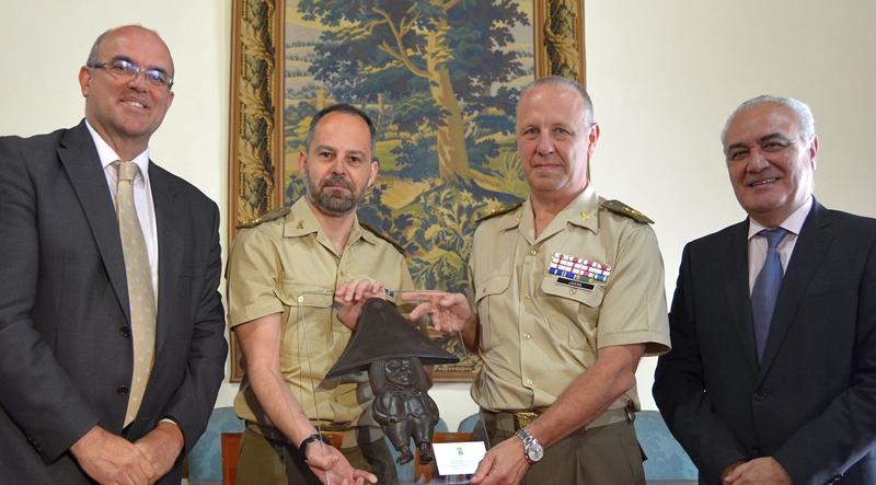 Dank an das Militär auf der Insel für "Touristenrettung". In einer Feierstunde sprach Inselpräsident Anselmo Pestana der Leitung der El Fuerte-Kaserne in Breña Baja seinen Dank für die Zusammenarbeit in verschiedenen Bereichen aus. In der Militärunterkunft fanden beispielsweise im Februar 2018 hunderte Touristen Obdach. Grund: Der Flughafen wurde wegen starker Unwetter geschlossen und die Hotels hatten keine Kapazitäten mehr. Der zuständige Befehlshaber José Antonio Jarne San Martín berichtete nun, dass sogar ein Oberstleutnants der britischen Royal Air Force aus diesem Anlass ein Anerkennungsschreiben an die spanische Botschaft in London geschickt habe: „Er verstand, dass es nicht einfach war, 300 Touristen pro Nacht unterzubringen und mit ihnen in einer fremden Sprache zu kommunizieren“. Anselmo Pestana betonte darüber hinaus, dass das Militär auch in Krisensituationen wie Waldbränden und Überschwemmungen sowie bei großen Events wie der Bajada in Santa Cruz oder der Transvulcania Hilfe leiste. Zur Zeit sind in der Kaserne im Osten von La Palma nur 22 Personen untergebracht. Angestrebt wird jedoch, dass hier wieder ein Trainingszentrum für Truppen entsteht.