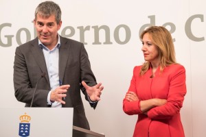 El Presidente D. Fernando Clavijo Batlle junto con la Consejera de Hacienda , Rosa Davila en la Rueda de prensa sobre los PGE de 2018 a 3 de Abril de 2018. (Foto: Manuel Lérida/Presidencia GobCan) Esta fotografía oficial del Gobierno de Canarias es solamente para uso editorial por medios de comunicación. La fotografía no puede ser manipulada de ninguna manera y no se puede utilizar en materiales comerciales y/o políticos, publicidad, correos electrónicos, productos, promociones que de alguna manera pueda sugerir la aprobación o respaldo del Presidente, o el Gobierno de Canarias.