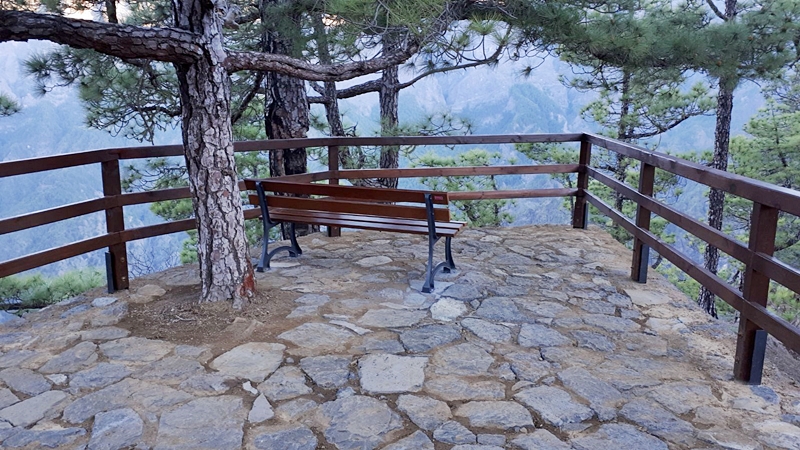 Aussichtspunkt in der Caldera verschönert. Die Kanarenregierung hat den Mirador del Lomo de Las Chozas in der Caldera de Taburiente attraktiver gemacht. Der Boden wurde mit Natursteinen belegt, und zur Sicherheit bauten die Arbeiter einen Zaun. Auf einer neuen Bank können die Wanderer nun die sensationelle Aussicht genießen.
