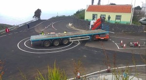 Der viel zu enge Kreisverkehr bei Barlovento: Die Lachnummer wird im Rahmen der nun beschlossenen Sanierung in diesem Gebiet vergrößert.